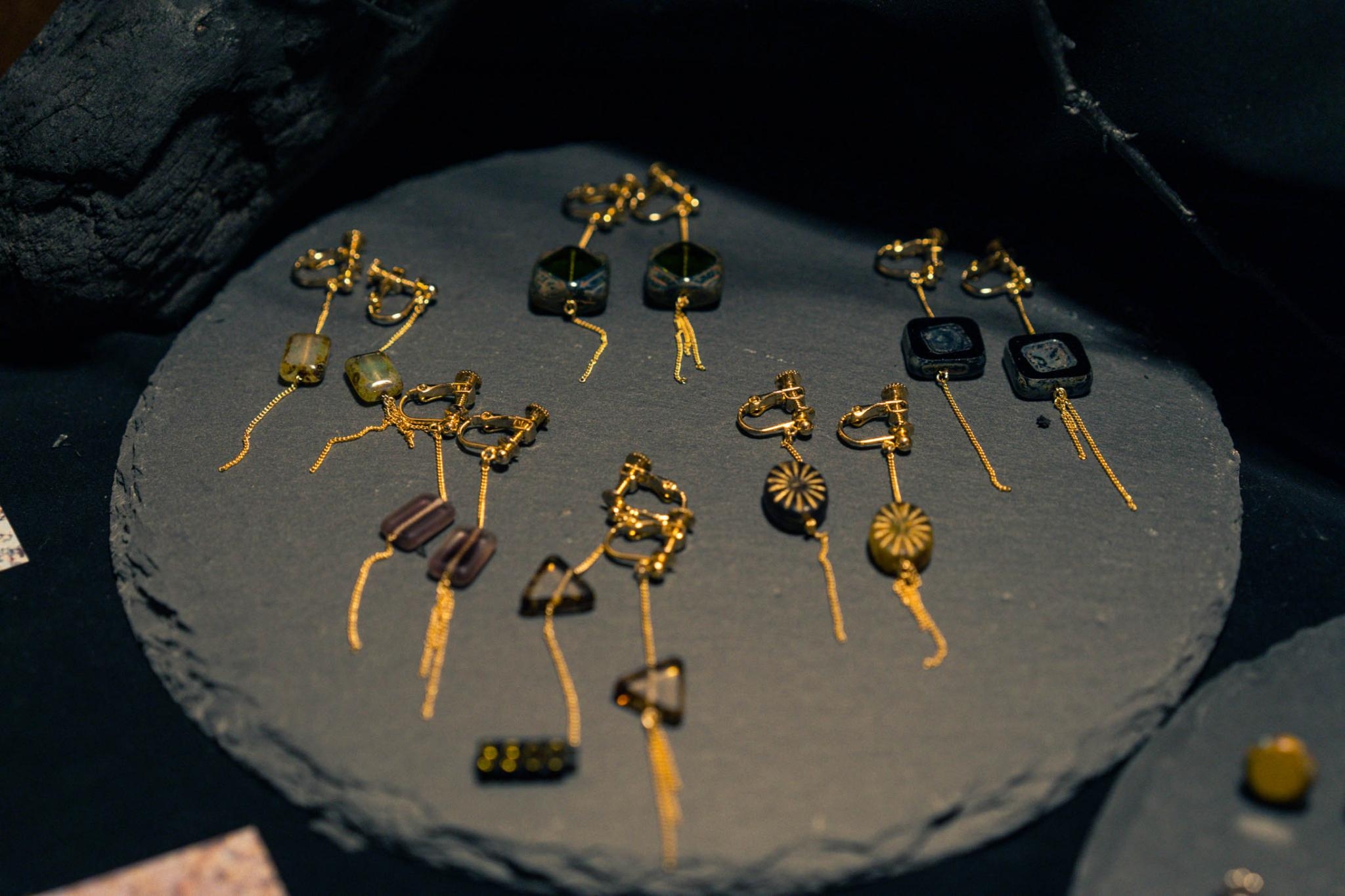Drop earrings on a round stone